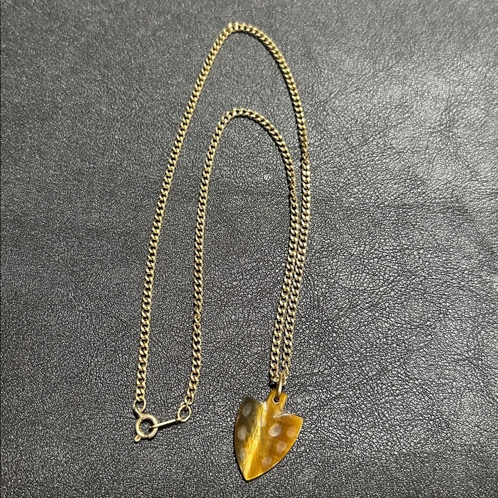 Avon 1981 Tiger Eye Arrowhead Gold Tone 20” Men’s Necklace